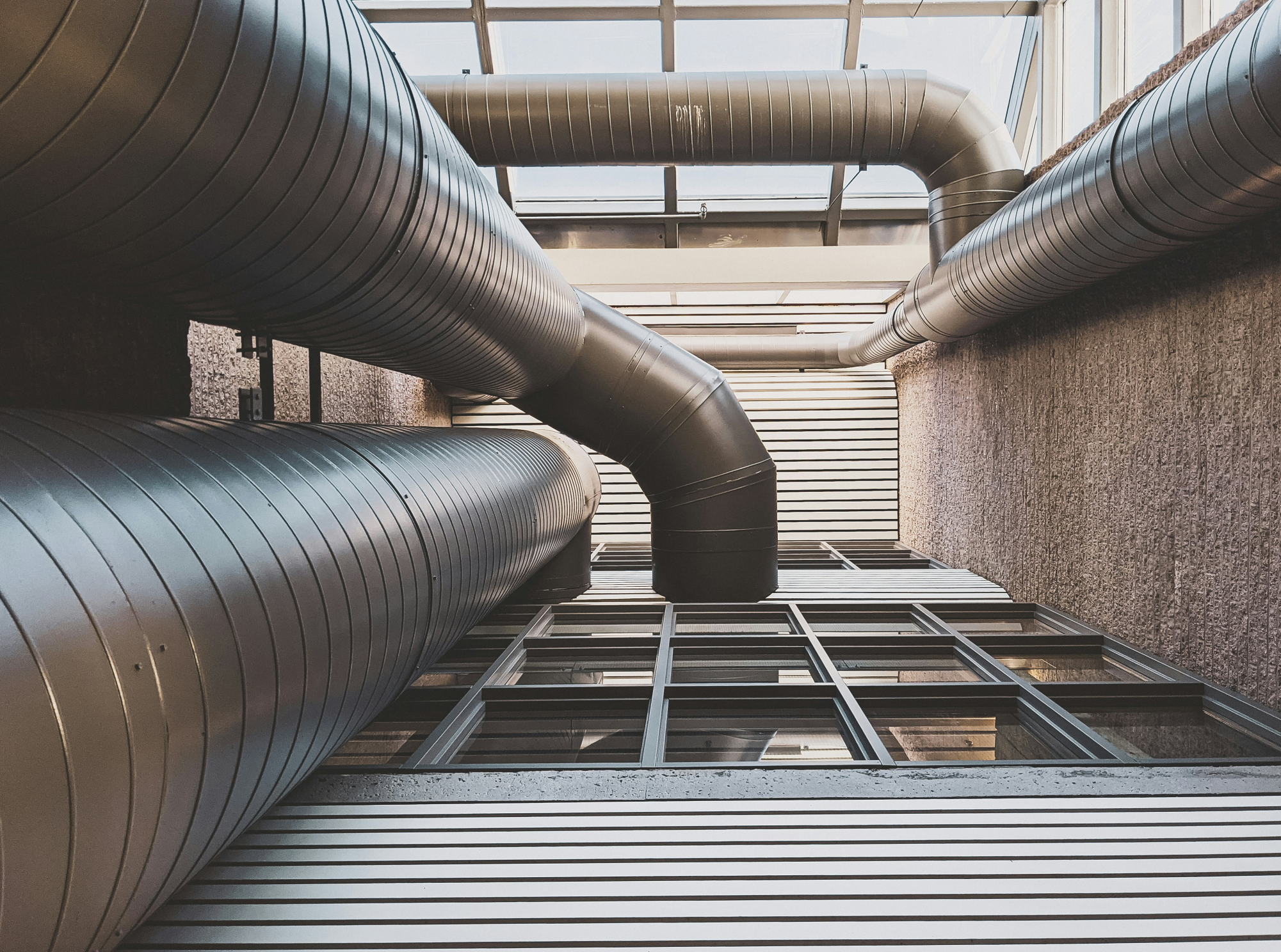 Metal pipes included within an HVAC system, the temperature control system used here at OCHS. (Sigmund réalise des solutions numériques qui font la différence)